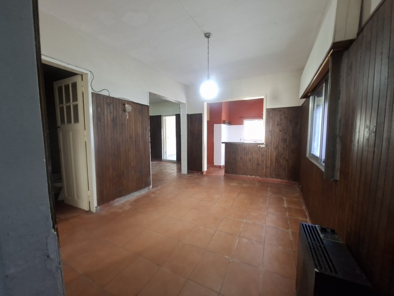 CASA DE 3 AMBIENTES EN VENTA - IDEAL PARA REFACCIONAR