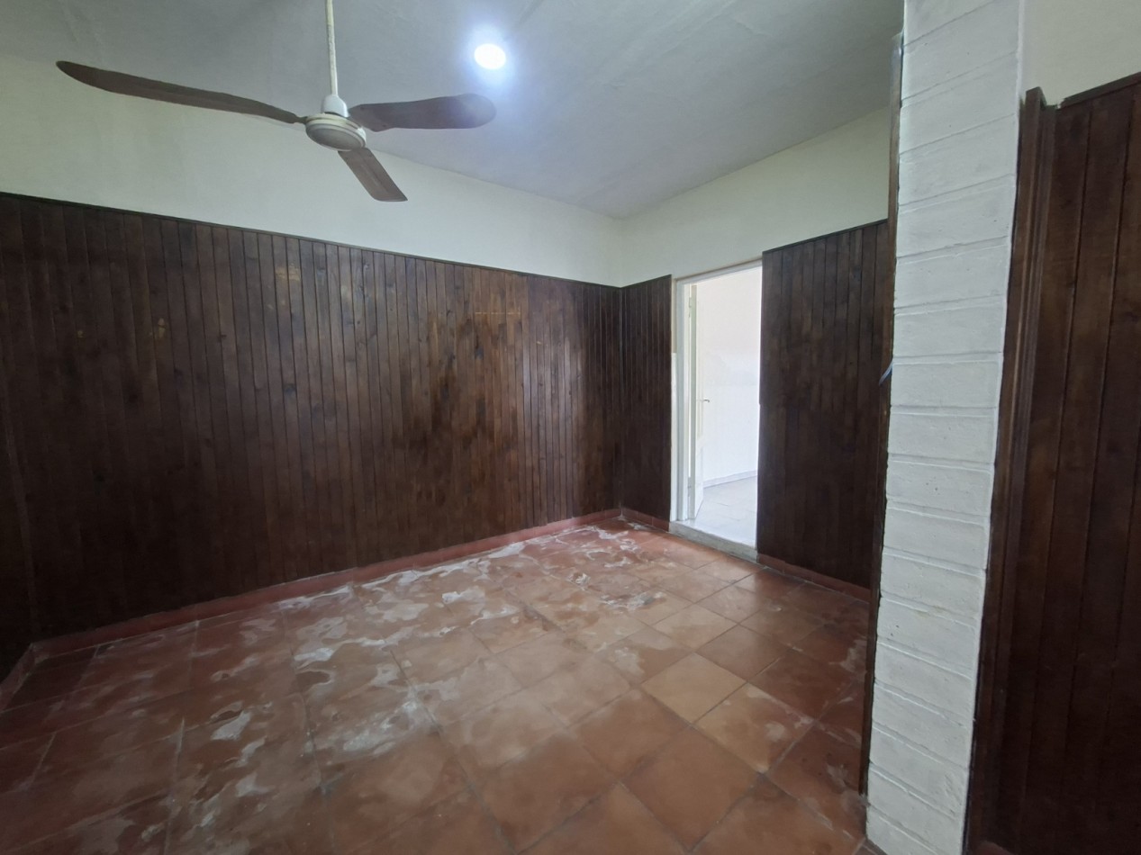 CASA DE 3 AMBIENTES EN VENTA - IDEAL PARA REFACCIONAR