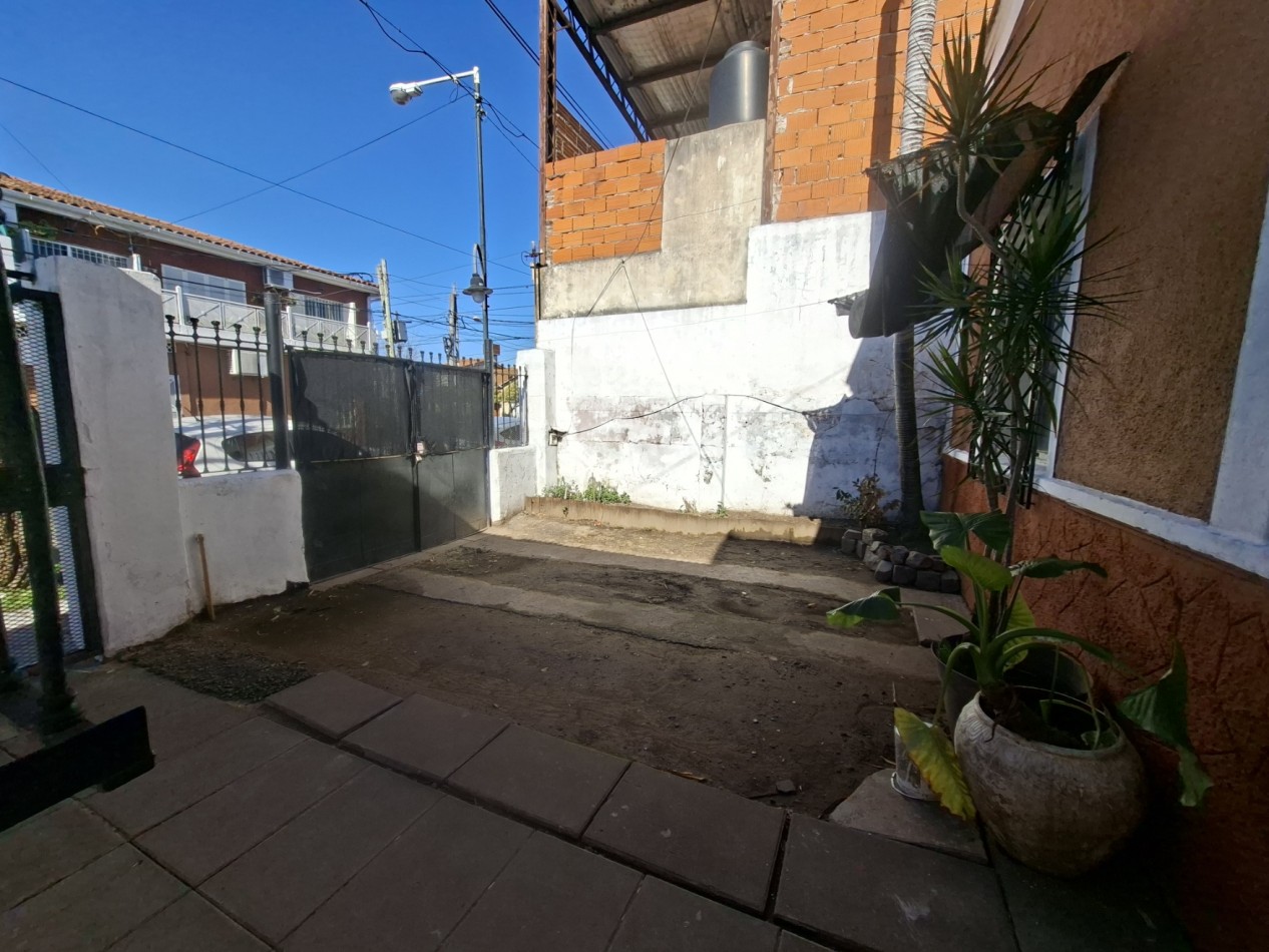 CASA DE 3 AMBIENTES EN VENTA - IDEAL PARA REFACCIONAR