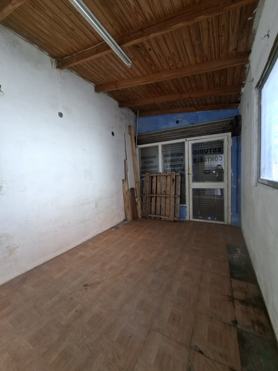 CASA DE 3 AMBIENTES EN VENTA - IDEAL PARA REFACCIONAR
