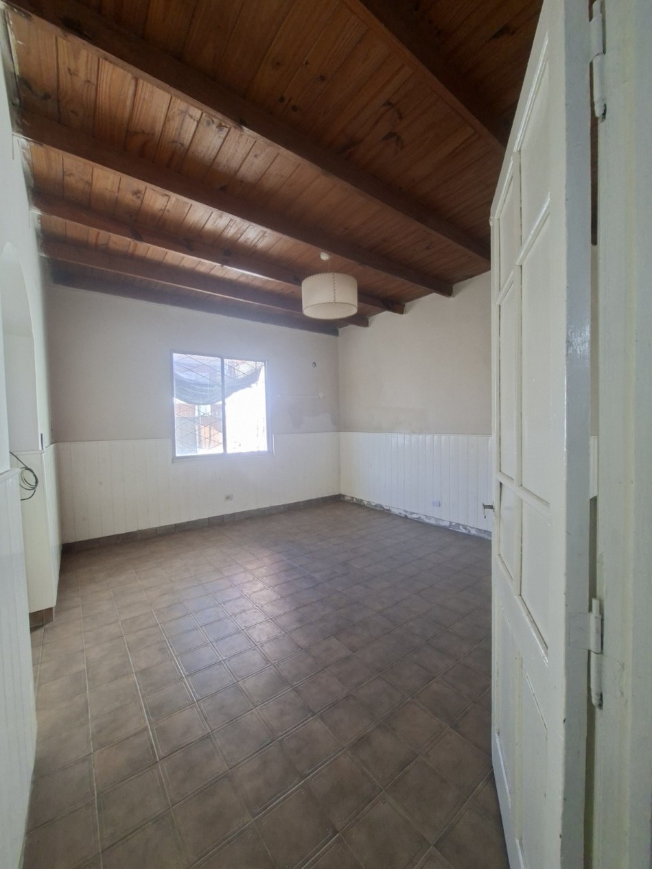 CASA DE 3 AMBIENTES EN VENTA - IDEAL PARA REFACCIONAR