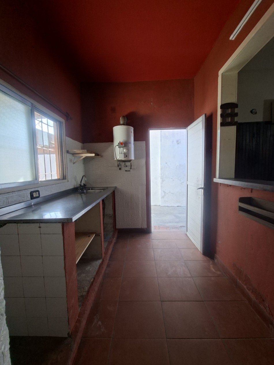 CASA DE 3 AMBIENTES EN VENTA - IDEAL PARA REFACCIONAR