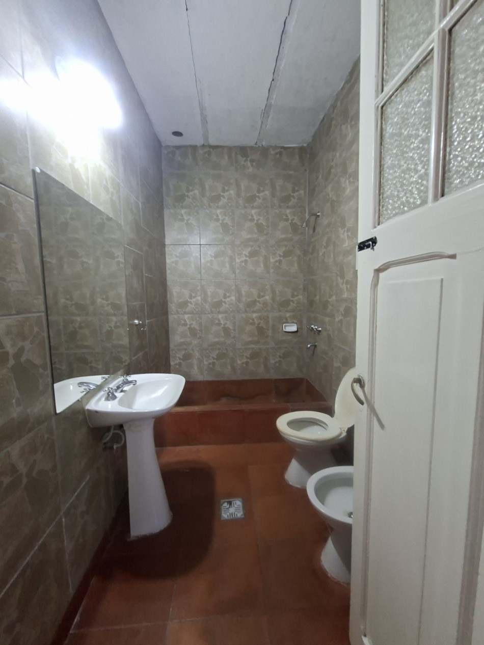CASA DE 3 AMBIENTES EN VENTA - IDEAL PARA REFACCIONAR