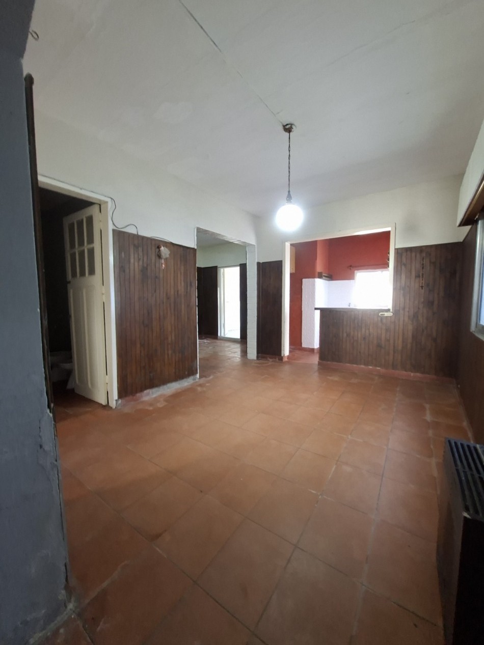 CASA DE 3 AMBIENTES EN VENTA - IDEAL PARA REFACCIONAR