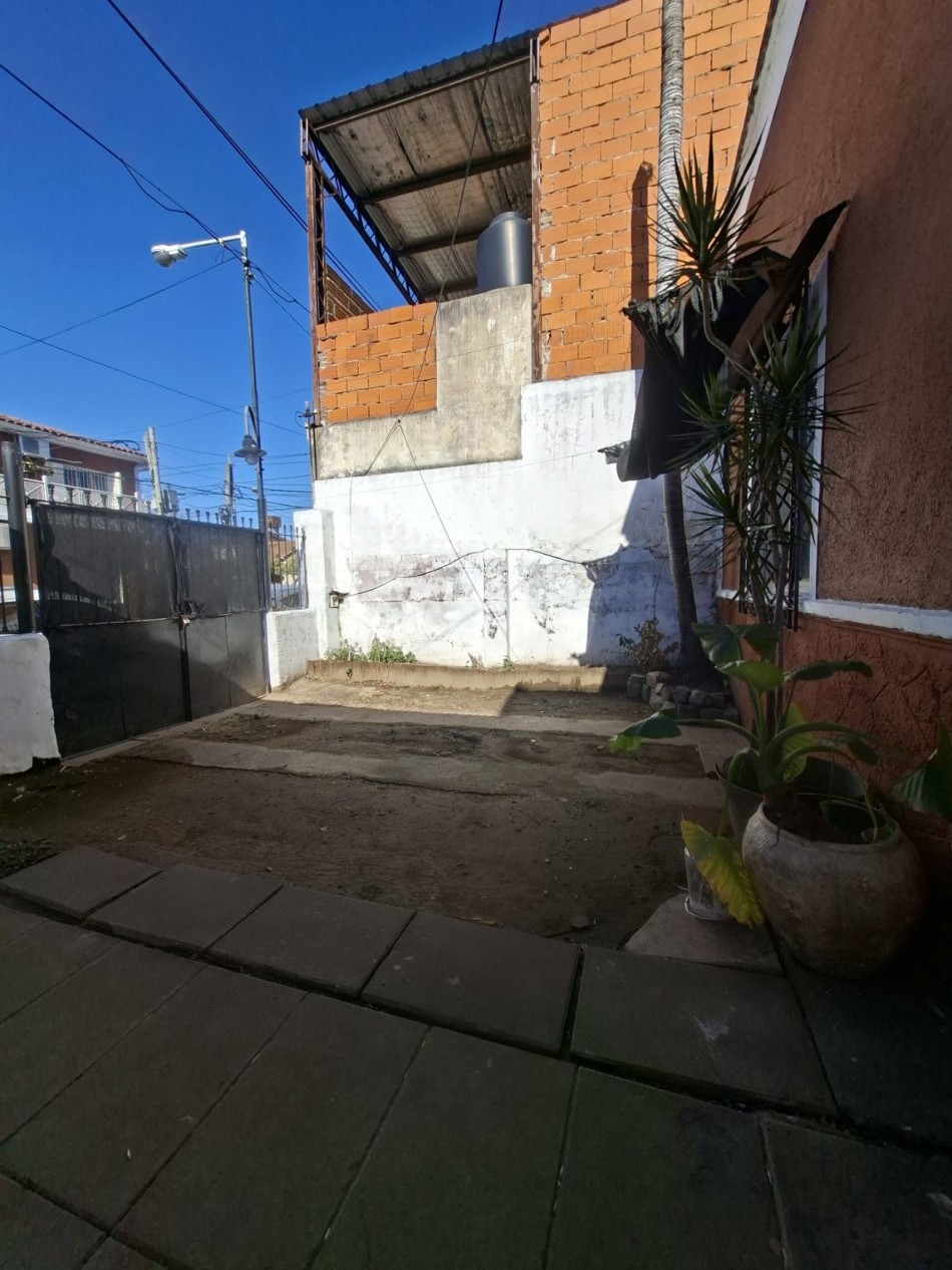 CASA DE 3 AMBIENTES EN VENTA - IDEAL PARA REFACCIONAR