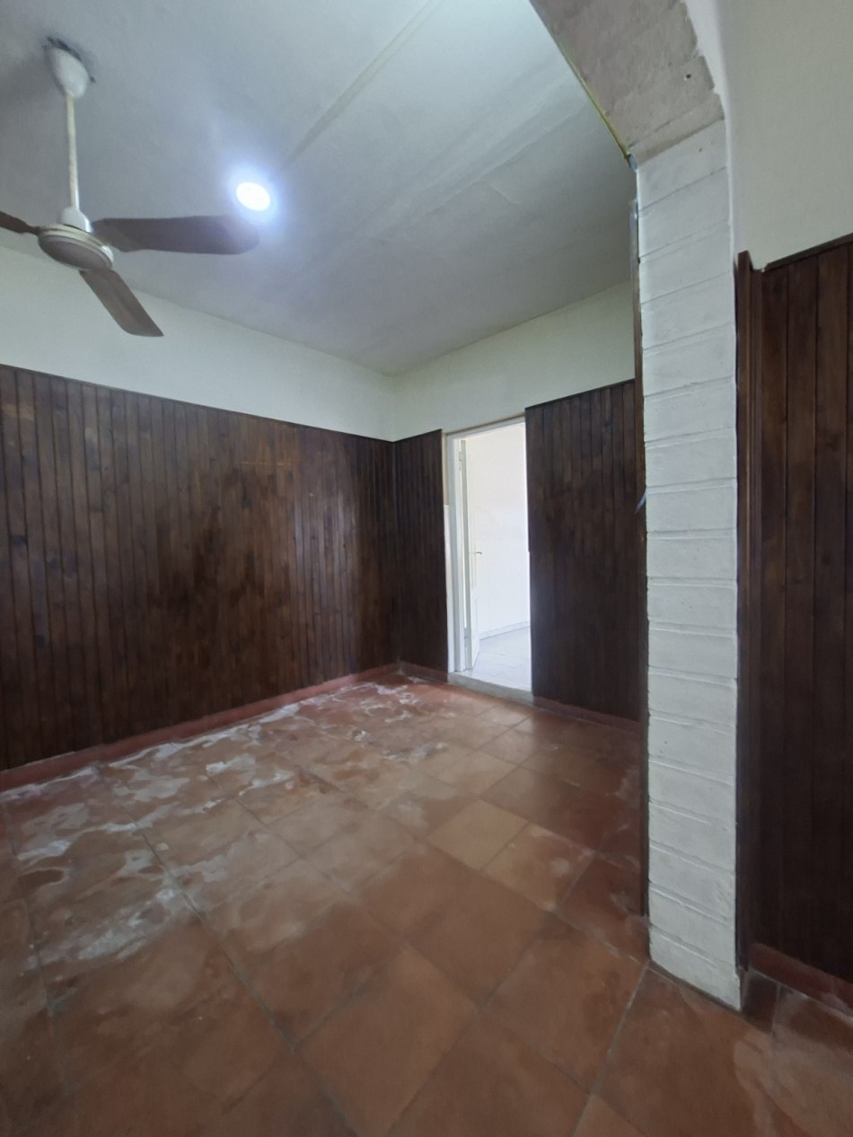CASA DE 3 AMBIENTES EN VENTA - IDEAL PARA REFACCIONAR