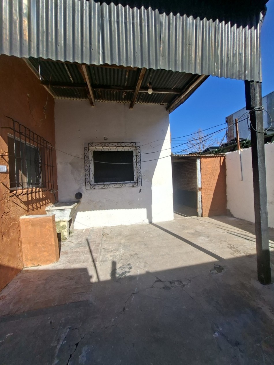 CASA DE 3 AMBIENTES EN VENTA - IDEAL PARA REFACCIONAR