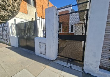 CASA DE 3 AMBIENTES EN VENTA - IDEAL PARA REFACCIONAR